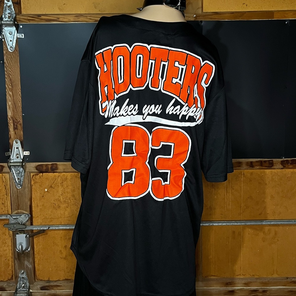 NWOT Men's Hooters Football Jersey